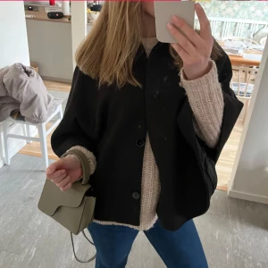 Kappa  - Säljer denna suuuuuperfinq kappa som är svart och i bästa skicket!!! Perfekt till våren och sommaren!!!!!🫧🫧🫧🫧💞💞💞den är S / M 
