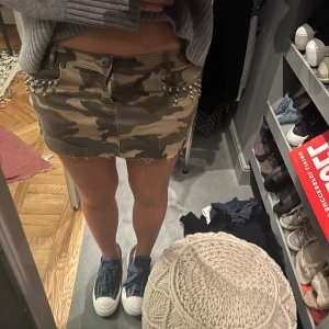 Jeans kjol - Skit snygg camo jeanskjol med nitar