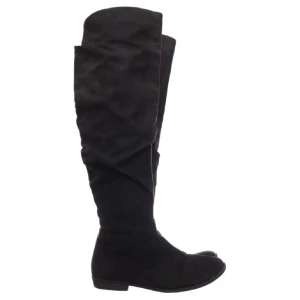 Svarta overknee boots - Stilrena svarta overknee boots i mocka med låg klack. Perfekta för en trendig look under höst och vinter. De har en elegant design som sträcker sig över knäet och ger en sofistikerad touch till din outfit.