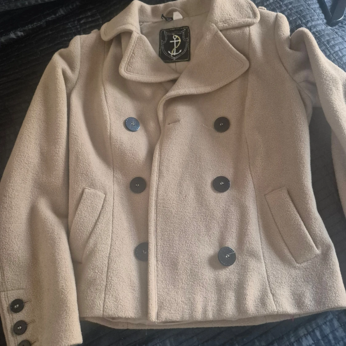 Beige kappa med ankardetalj - 4