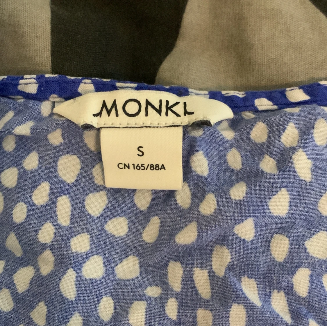 Blå prickig blus från Monki - 2