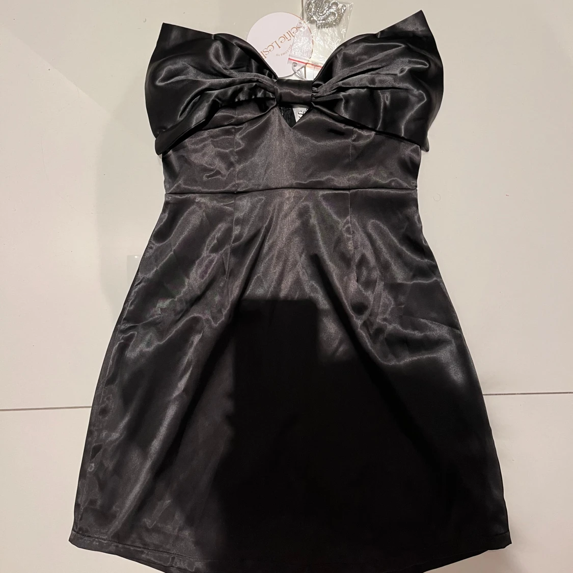 Svart klänning med rosett från Selfie Leslie - 2