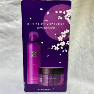 Nytt! The Ritual of Yozakura Set - Helt nytt! Upptäck The Ritual of Yozakura med en lyxig duschgel och kroppskräm. Duschgelen ger ett rikt, skummande lödder medan kroppskrämen återfuktar huden med en rik formula. Perfekt för en avkopplande kvällsrutin. Se alla bilder för info om stl osv. Slutsåld limited edition. Kika gärna på mina andra annonser, har mer av denna doft mm att sälja 🌸
