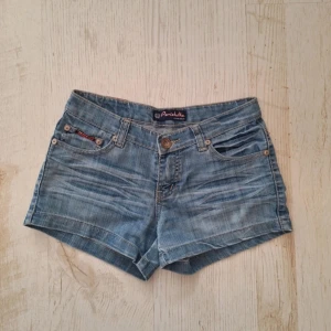Jeansshorts från Parishilton - Snygga ljusblå jeansshorts från Parishilton med klassisk femficksdesign och knappgylf. Jätte fina nu till sommaren. Jag säljer dom på grund av att dom är för små. Skulle säga dom passar 25/26 också❤️
