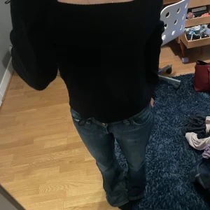 Svart offshoulder tröja - säljer en svart offshouldertröja