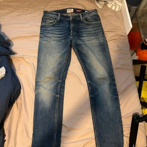 Levis 302  - Säljer dessa skit snygga jeans som har ett hål (bild 4) som går att sy ihop men jag inte orkat. W32 L34 skinny 