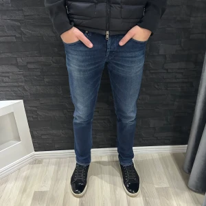 Dondup - Säljer ett par feta dondup jeans. Modell: George, skick 9/10, storlek 33. Jeansen har en riktigt bra och stilren färg som passar till allt. Trendigaste jeansen på marknaden. Nypris 3000 kr, säljer för 899 kr. Vid minsta fundering kontakta oss!