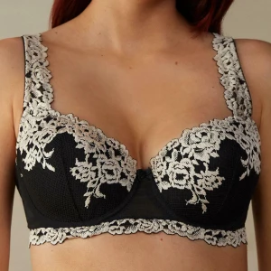 Intimissimi bh - Säljer denna fina Intimissimi bhn Sofia in pretty flowers, i färgen svart. Original pris 599kr säljer för 440kr då den är i väldigt bra skick ❣️storlek 75B❣️Den är lite gulaktig vid banden pga jag tvättade den med fel kläder men inget som syns!