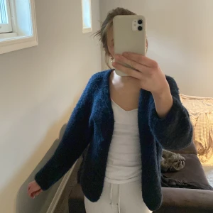 Mörkblå kofta från Lindex - Säljer en mysig populär mörkblå kofta från Lindex!! Super fin och endast använd 2 ggr!! ❤️nypris 400kr mitt pris 300!💞storlek xs/s
