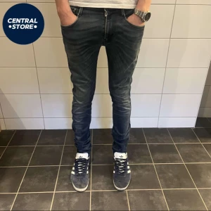 Replay Anbass Jeans  - Säljer dessa riktigt feta Replay Anbass Jeansen. Bra skick inga defekter, storlek 28/32 och modellen är 179cm lång. Pris 749kr men går att diskutera vid snabb affär. Tveka inte att kontakta om fler bilder eller andra funderingar // CS😁