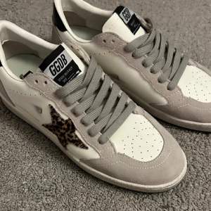 Snygga sneakers från GGDB i vitt och beige med en cool leopardmönstrad stjärna på sidan.Köpta på plick ej stensäker på att dem är äkta. Skorna är fett snygga,storlek 40.Skriv för fler bilder💓💓
