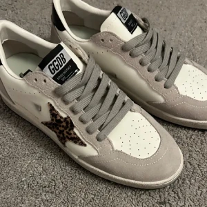 Golden goose skor  - Snygga sneakers från GGDB i vitt och beige med en cool leopardmönstrad stjärna på sidan.Köpta på plick ej stensäker på att dem är äkta. Skorna är fett snygga,storlek 40.Skriv för fler bilder💓💓