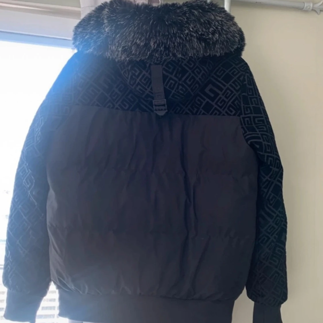 Svart jacka med pälsdetaljer från Glorious Gangsta - 1