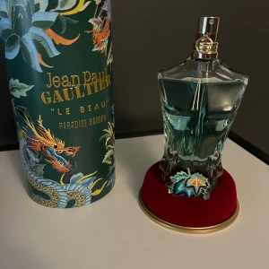 Jean Paul Gaultier Le Beau Parfym  - Jean Paul Gaultier Le Beau parfym, säljes då det råkade bli en dubbel beställning. Väldigt poppis och en av de bästa på marknaden, doftar manligt och tjejerna älskar den. Kan gå ner i pris vid smidig affär. Nypris 1050kr
