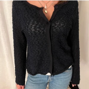 Mörkblå kofta - Säljer denna jättefina mörkblå koftan då den aldrig kommer till användning💕💕pris kan diskuteras 