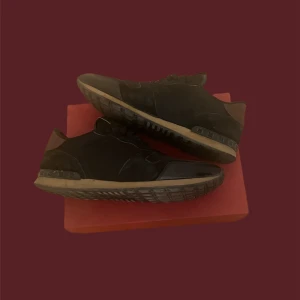 Valentino Rockrunners  - Sjukt feta Valentino rockrunners med box för en riktig steal i storlek 44. 7.5/10 skick därav priset. Kan gå ner i pris vid snabb affär är även intresserad i byten. Hör av dig vid frågor eller funderingar!👋🔔
