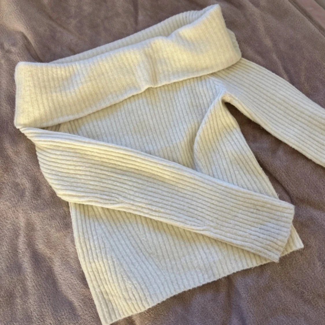 Vit ribbad offshoulder tröja från H&M - 2