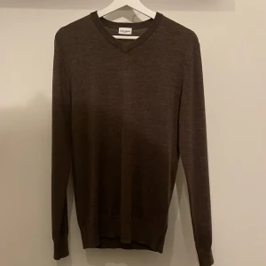Brun tröja i merinoull från John Henric - Snygg brun tröja från John Henric i 100% merinoull. 
