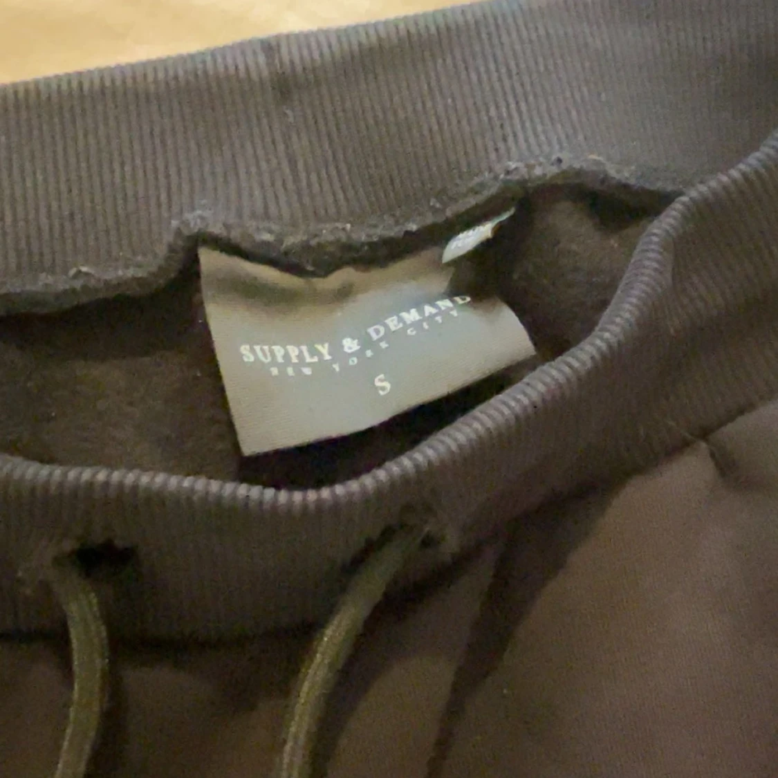 Svart hoodie från Supply & Demand - 3