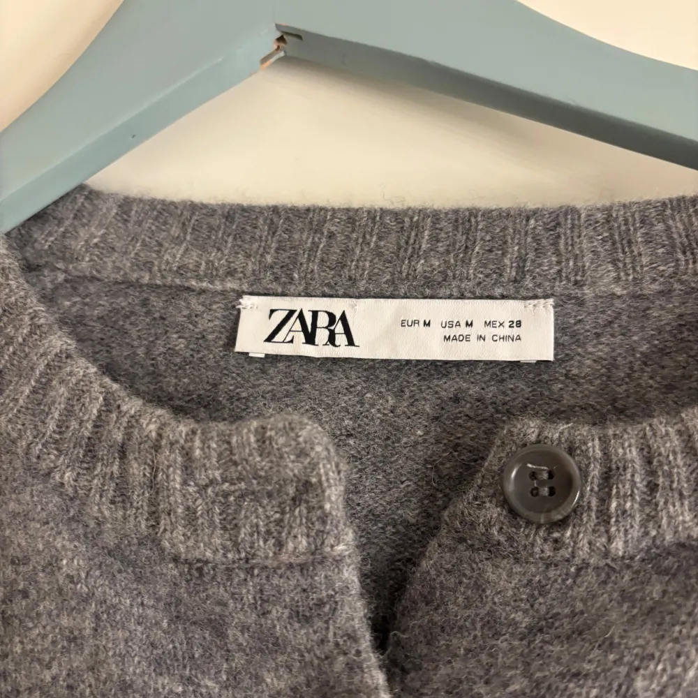 Mysig grå kofta från Zara med knappar framtill. Perfekt för kyligare dagar med sin stickade design och långa ärmar. Enkel och stilren, passar till det mesta i garderoben.. Neuletakit & Villapaidat.