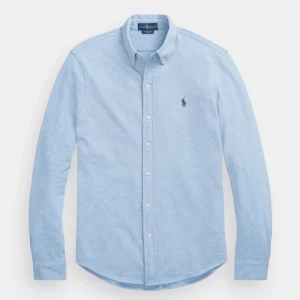 Ljusblå skjorta från Ralph Lauren - Snygg ljusblå skjorta från Ralph Lauren med klassisk krage och knappar framtill. Skjortan har en broderad logotyp på bröstet och långa ärmar. Perfekt för en stilren look! HELT OANVÄND