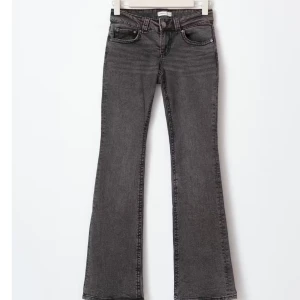 Grå bootcut jeans - Snygga grå bootcut jeans från ginatricot. De har en lågmidjad passform. Använda fåtal gånger och i mycket bra skick! Storlek 34 men väldigt stretschiga så skulle även passa en 36!