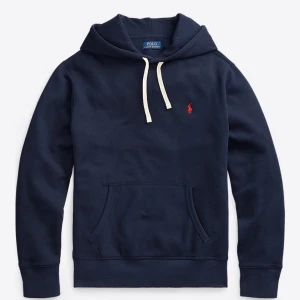 Mörkblå hoodie från Ralph Lauren - Säljer en stilren mörkblå hoodie från Ralph Lauren. Den har en liten röd logotyp på bröstet. Perfekt för en avslappnad stil. Oanvänd