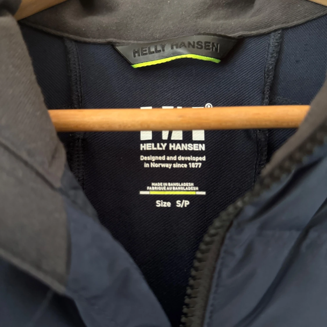 Mörkblå jacka från Helly Hansen - 1