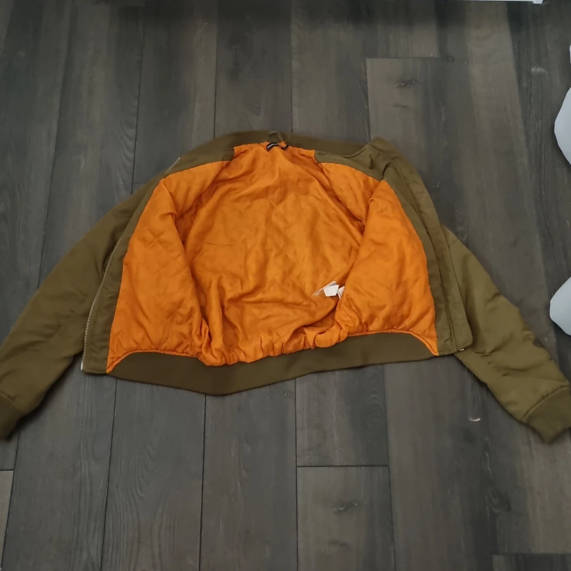 Olivgrön bomberjacka med orange foder. - 1