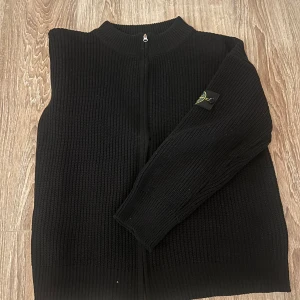 Stone Island kofta  - Säljer en stilren svart stickad kofta från Stone Island med dragkedja framtill. Pris kan diskuteras 