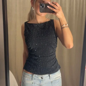 Topp - Fin festtopp med knyte i ryggen, använd 1 gång💕