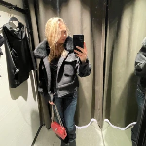 Meotine jacka - Säljer nu min svarta meotine jacka. Den är i väldigt bra skick.✨Storlek XS/S men passar även M. 💞