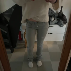 Grå jeans från Acne Jeans - Snygga grå jeans från Acne Jeans. De har en klassisk design med fem fickor och knappgylf. Slitningar. Perfekta jeansen! 
