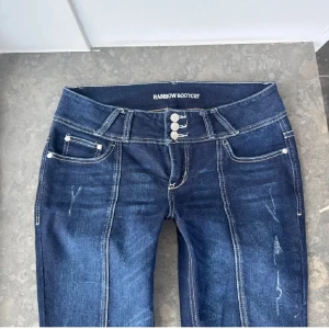 Mörkblå bootcut jeans - Jättesnygga jeans som jag säljer då dom tyvärr inte passar. Midjemått tvär över är 44cm🩷