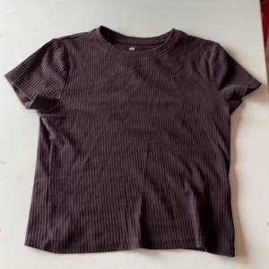 Svart ribbad topp från H&M - Säljer en svart ribbad topp från H&M.