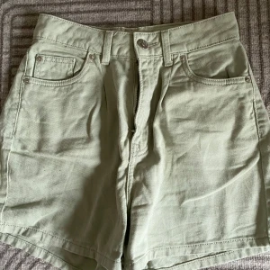Ljusa gröna shorts - Snygga ljusgröna shorts i ett mjukt material. de är inte låg midja, men de är högmidjade med väldigt snygga. Väldigt snygg passform.  Kan även sänka priset om det är så.