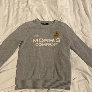 Morris tröja - Tjena säljer min Morris tröja i storlek S. Den är riktigt bekväm och ger bra passform | enda defekten är lappen i kragen | skriv vid mista funderingar!