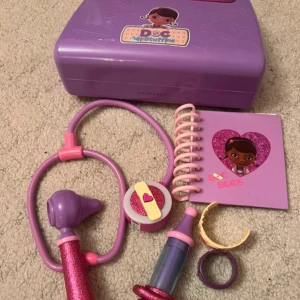 Doktor McStuffins  - Doktor McStuffins doktorväska och tillbehör, Mycket bra skick!, Från 3 år & Rekommenderas för erat barn som behöver underhållning och är intresserad av henne!