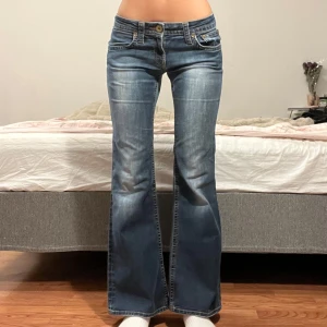 Jeans  - Midjemått: 37cm, innerbenslängd: 75cm 💖 storlek står inte i jeansen.