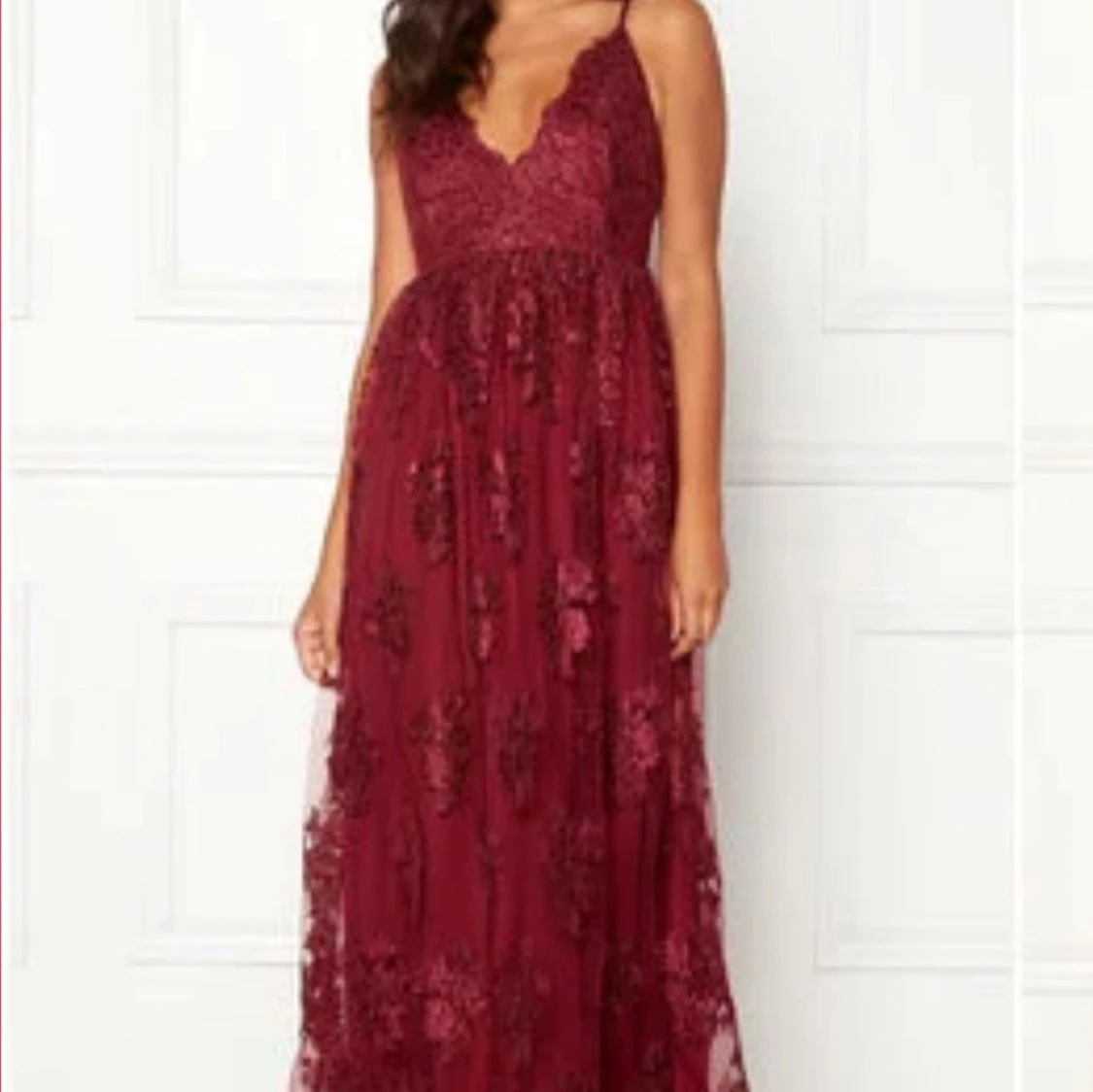 Vinröd långklänning med spetsdetaljer - 2