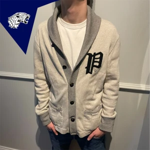 RALPH LAUREN CARDIGAN  - Galet snygg cardigan från Ralph lauren | Skick: 9/10 | Strl: M (passar L) | Modellen är 182cm | Hör av dig om du undrar någonting!