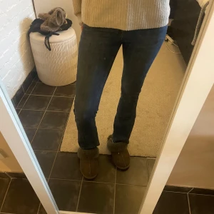 Blå jeans med mid waist - Snygga blå jeans med mid waist och en klassisk femficksdesign. De har en utsvängd passform och är perfekta för en stilren look. Jeansen är tillverkade i ett slitstarkt denimtyg.