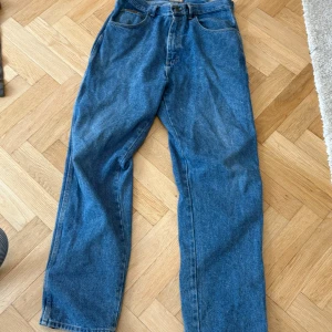  Blå jeansbyxor SCHMIDT WORKWEAR - Säljer ett par  blå jeansbyxor, väldigt baggy.
