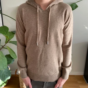 Merinoull Hoodie - En riktigt snygg Hoodie i 100% Merinoull!🌟Storlek S, modellen är 179 cm lång! Bara testad, aldrig använd! Hör av dig vid intresse eller minsta fundering!😊