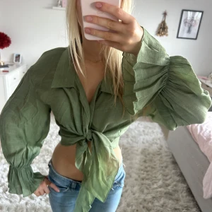 Grön knytblus - Super söt blus knappt använd!