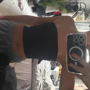 Svart tubtopp från Weekday - Säljer en stilren svart tubtopp från Weekday. Perfekt för varma dagar eller som ett basplagg i garderoben. Enkel och mångsidig design som passar till det mesta. Hör av dig vid intresse!