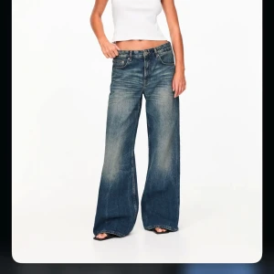 Blå vida jeans - Wide leg låga  jeans från pull and bear, bara använda en gång!! De är i storlek 32 men ja brukar oftast ha 34