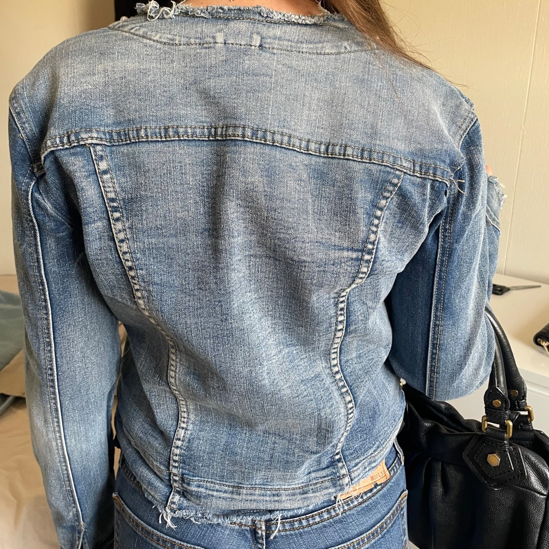 Jeansjacka med pärldetaljer - 3