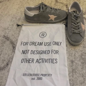 Grå sneakers från Golden Goose - Golden goose sneakers i mocka. Helt oanvända och såklart 100% äkta. Egen designade så kostar runt 6000 nya. Dom flesta prisförslagen accepteras. Skriv om fler bilder önskas! Kan också tänka mig att byta mot t.e.x valentino opens