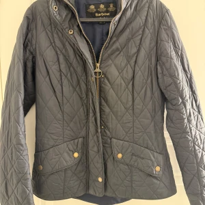 Barbourjacka  - Säljer min fina jacka från Barbour då den tyvärr inte kommer till någon användning längre. 
